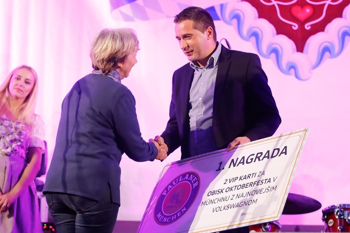 Simon Andrejaš s podjetja AHAC podeljuje posebno nagrado